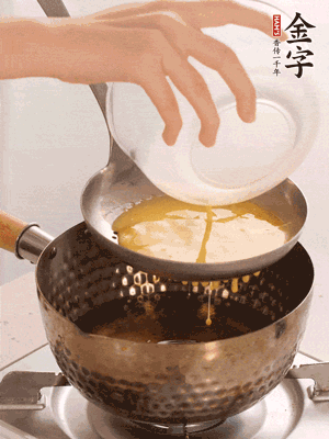 雞蛋過篩子倒入油鍋炸成蛋酥，瀝干油。