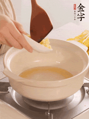 鍋里留少量底油煸香火腿和姜末。