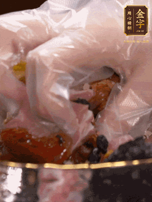 排骨洗凈后（蠔油、生抽、老抽、鹽、糖、淀粉、豆豉、蒜蓉、姜絲）腌制30分鐘