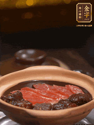 鋪上臘腸和排骨，鍋邊淋一圈油，小火煲10分鐘
