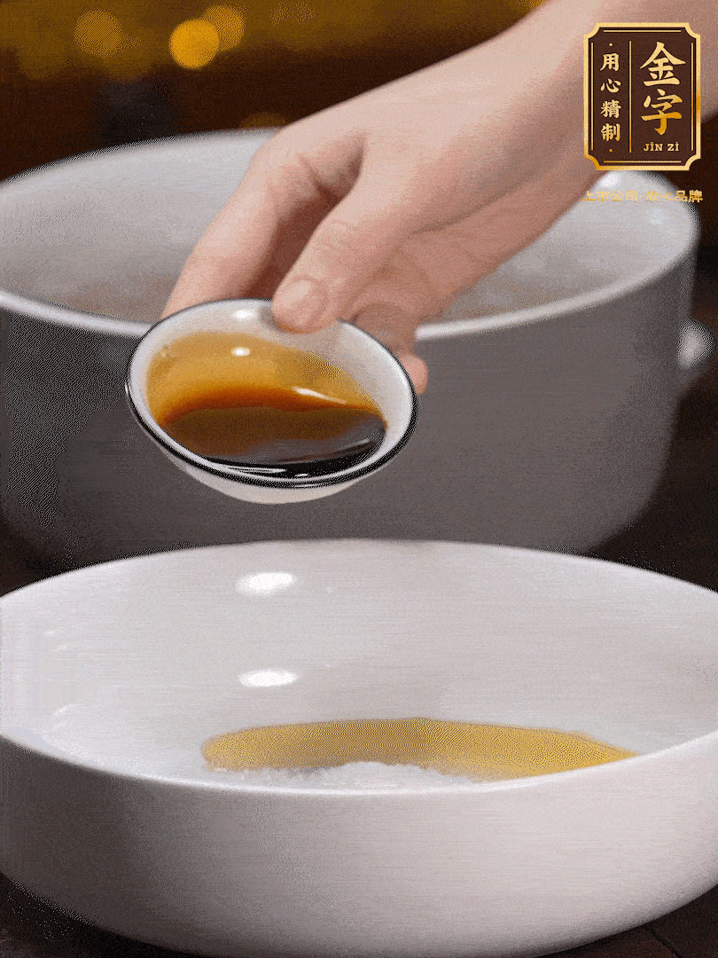金字鹵牛肉切片，黃瓜切絲