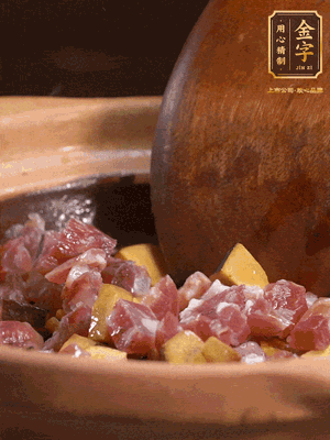 熱油下蒜片，倒入香腸丁、牛肝菌丁翻炒出香味
