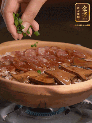 最后鋪上牛肝菌，爭(zhēng)分奪秒地倒上醬汁，撒點(diǎn)小蔥花