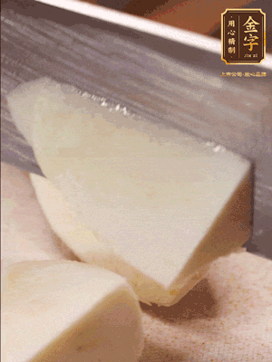 茭白去殼，底部一層老皮刨掉，切成滾刀塊