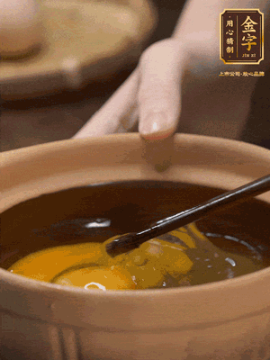 雞蛋打入砂鍋，充分打勻，1.5倍的溫水加一勺鹽，倒入蛋液中，攪拌均勻后用勺子舀去表面浮沫
