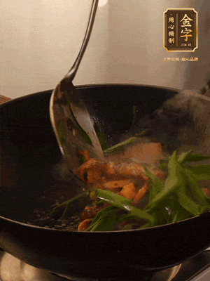 黃豆醬、鹽、糖調(diào)味，淋一圈花雕酒，蒜白先下，蒜葉后下