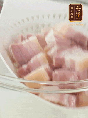 金字淡咸肉、排骨分別加料酒、蔥、姜冷水下鍋焯水，水開撇去浮沫撈出。