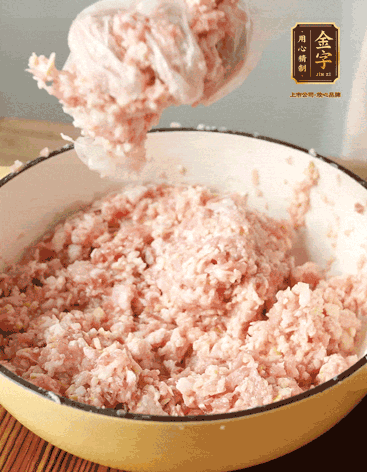 肉丁、咸肉丁、一丟丟鹽、料酒拌勻，反復(fù)摔打上勁。接著加入1兩蔥姜水，反復(fù)拌勻摔打上勁。前后共加3遍。3遍后筍丁，接著反復(fù)摔打上勁。最后加入1個(gè)蛋清、3茶匙生粉拌勻摔打上勁