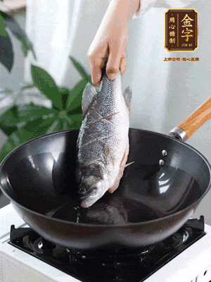 熱油，加1大勺豬油、姜片，再下鱸魚，煎至定型后翻面。（加點(diǎn)豬油，燉出的魚湯更容易變?yōu)榍逅哪贪咨?。?>
					</div>
					<span>步驟 3/6</span>
					<p>熱油，加1大勺豬油、姜片，再下鱸魚，煎至定型后翻面。（加點(diǎn)豬油，燉出的魚湯更容易變?yōu)榍逅哪贪咨?。?/p>
				</li><li>
					<div   id=