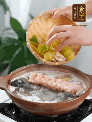 倒開水燉煮后轉(zhuǎn)移入砂鍋，淋料酒去腥、加少許鹽調(diào)味，再依次加咸肉、春筍燉煮15分鐘。