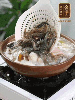 最后加一把蛤蜊、一把河蝦燜2分鐘，放一點(diǎn)白胡椒粉調(diào)味，撒上蔥花點(diǎn)綴！