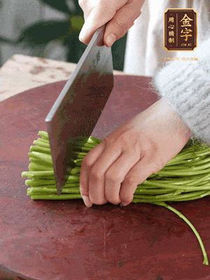 正嫩的藜蒿，掐頭去除根部，切小段