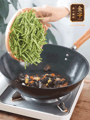 熱油煸香蒜末、姜粒、小米辣，再下臘肉煸炒出香味