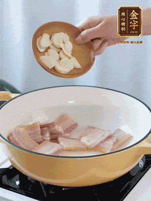 熱油下咸肉煸出香味，加蒜片、毛豆翻炒均勻