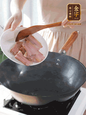 豬油熱鍋，下咸肉煸香，再下蔥姜提鮮