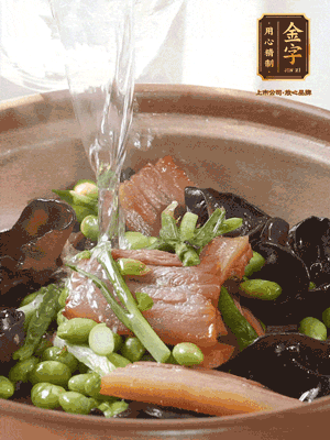 轉(zhuǎn)入砂鍋，加入開水、百葉結(jié)燉煮10分鐘