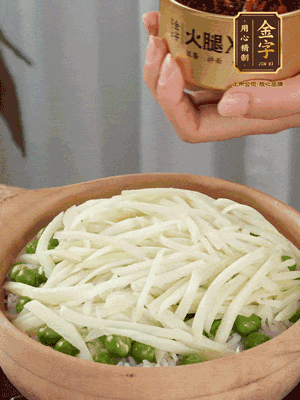 到水微干，放上豌豆、茭白絲。
