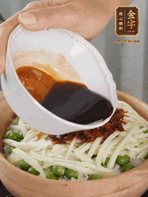 繼續(xù)小火燜3分鐘，淋上XO醬攪拌均勻。

