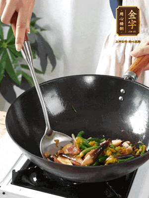 煸香蒜末，下香腸翻炒均勻，再依次下雞縱菌、黃瓜花