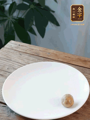 做水油皮、油酥 將油皮材料放入料盆中，加100ml水?dāng)嚢璩裳┗ㄆ瑺?。在案板上反?fù)揉搓成有一定筋度的光潔面團(tuán)，搓成14個(gè)團(tuán)子。
