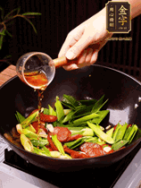 下蒜苗炒軟，沿鍋邊烹入一勺料酒，加醬油、蠔油、白糖調味炒勻