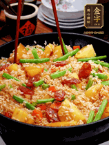 加水，沒(méi)過(guò)大部分食材。把瀝干水分的米飯均勻地鋪在上面，筷子戳幾個(gè)洞