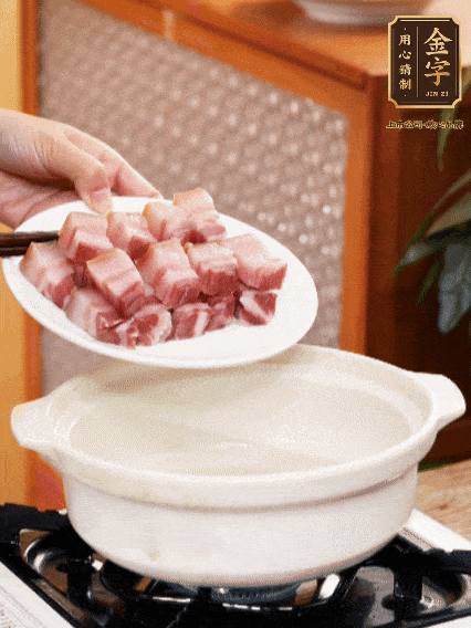 鍋內(nèi)倒油，下咸肉微微煸炒，再放排骨炒一下