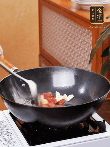 熱油，香腸微微煸出香味，加蒜片、小米辣