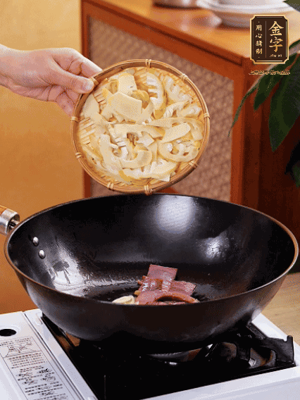油熱，下蒜末、火腿煸炒出香味，再下筍片微微翻炒