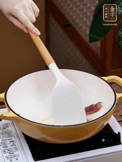油熱，姜絲、火腿微微煸出香味