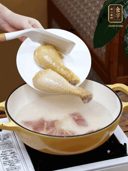 倒清水，放雞腿，大火煮開(kāi)轉(zhuǎn)中小火煮20分鐘