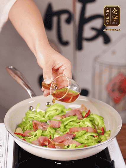 淋一圈料酒，少許糖調(diào)味